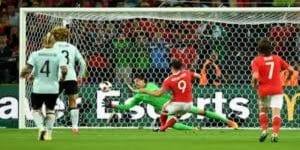 下半场奇迹：罗布森-卡努克鲁伊夫转身锁定胜局-雷火电竞